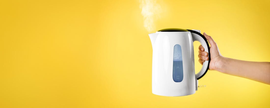 Waterkoker op een gele achtergrond Een ei koken met de waterkoker, kan dat? Plus nog 4 feiten en fabels