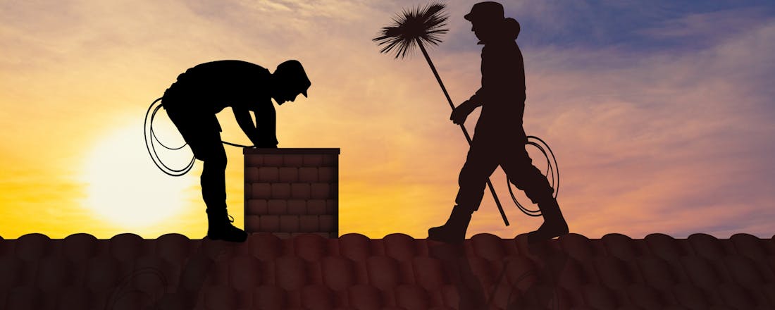 Schoorsteenvegers aan het werk Laat je schoorsteen vegen: zo voorkom je brand!