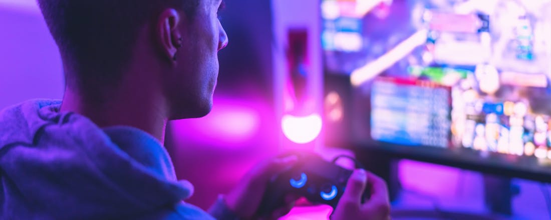 Man is aan het gamen De populairste livestreamplatformen om te kijken of zelf te streamen