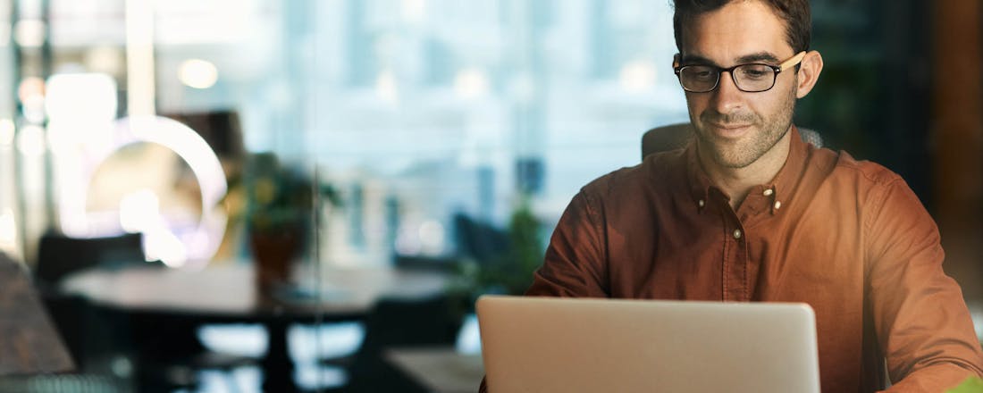 Witte laptop op bureau Waar voor je geld: 5 (spot)goedkope laptops van max 450 euro