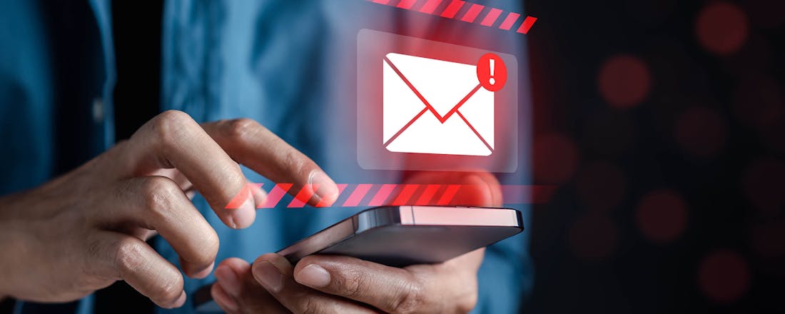 Beeld voor Bitdefender: man met smartphone en email-phishing-warning De hele familie veilig: bescherming alom voor iedereen