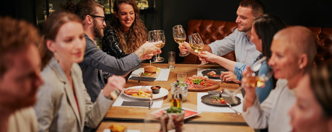 Uit eten met een groep Goedkoper uit eten: 7 supertips voor een betaalbare avond uit