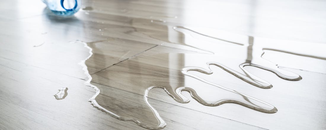 Water op het laminaat Zo herstel je je houten vloer als de planken bol staan