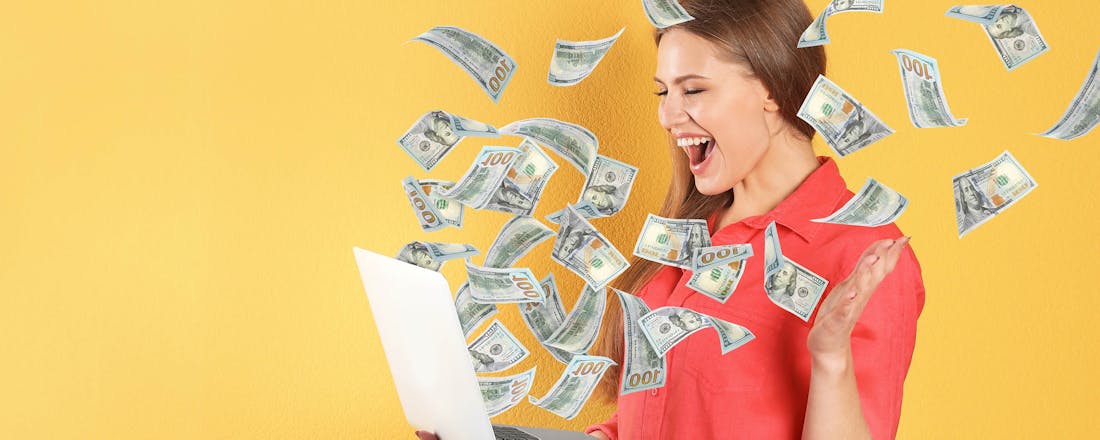 Vrouw met laptop waar geld uit komt gespiegeld 5 manieren om geld te verdienen met sociale media
