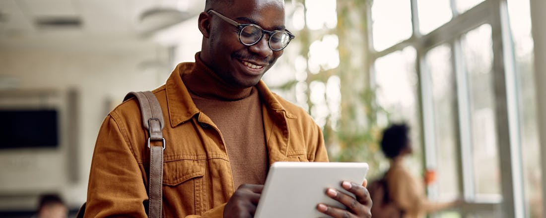 Student met tablet Zo vind je de beste tablet voor studenten