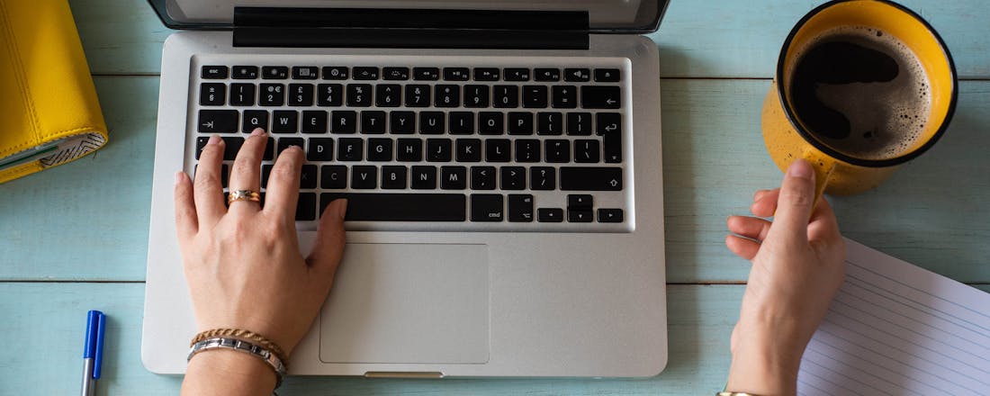 Vrouw met door wifi verbonden laptop Zo kies je een energiezuinige computer, laptop en tablet