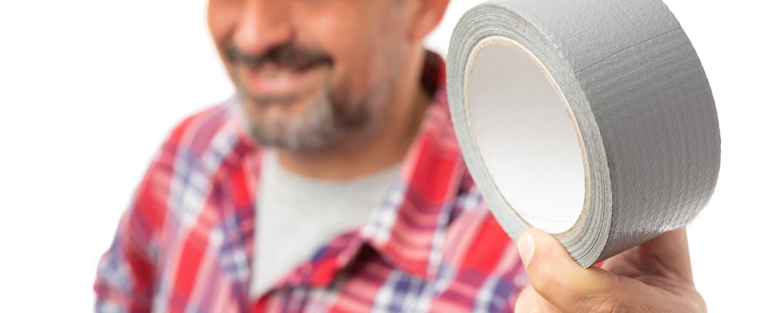 Klusser houdt duct tape vast Lijm en tape: een overzicht voor klussers