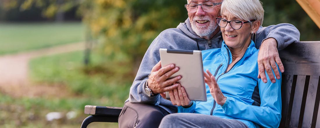 Ouder echtpaar met tablet Zo vind je de beste tablet voor senioren