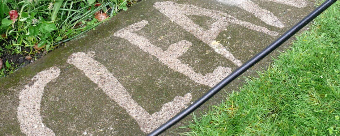 Groene aanslag Groene aanslag op je terras? Met deze tips krijg je het weg!