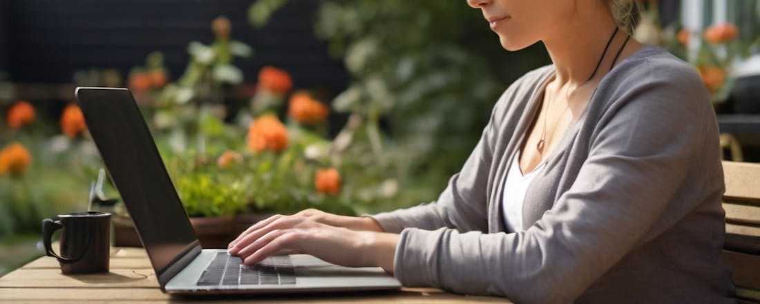 Vrouw die internet in de tuin Snelle wifi in de tuin: zo kun je ook buiten eindeloos internetten