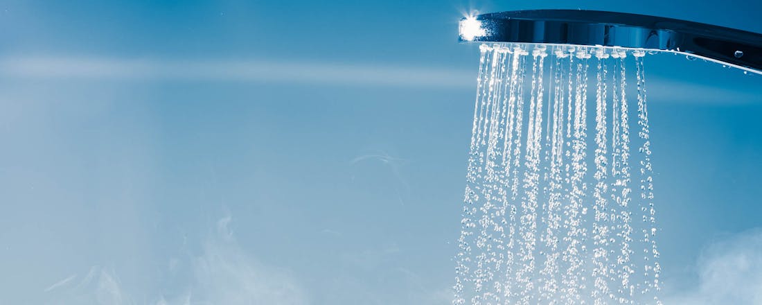 Stomende douche Goedkoop warm water? Dit zijn de verschillen tussen een zonnestroomboiler en een zonneboiler