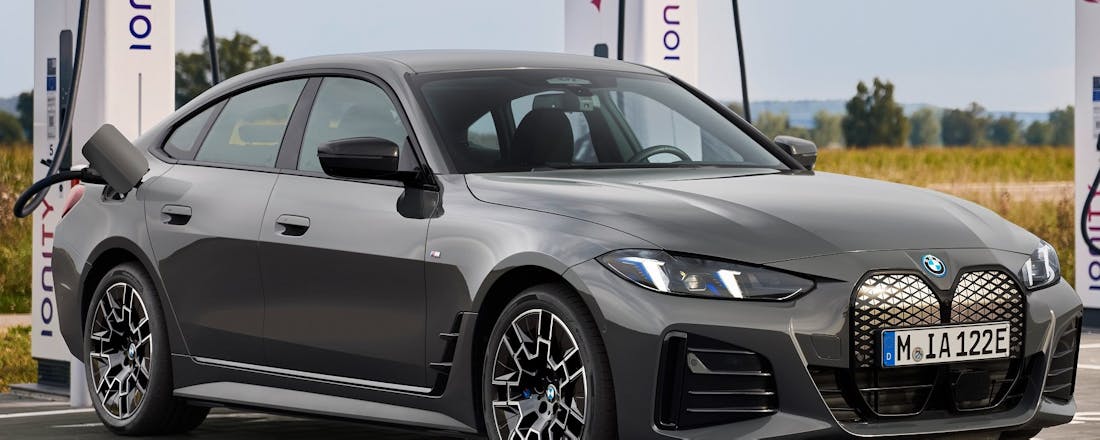 Vernieuwde BMW i4 (2024) BMW i4 zet in verfijnde vorm de puntjes (niet) op de 'i'