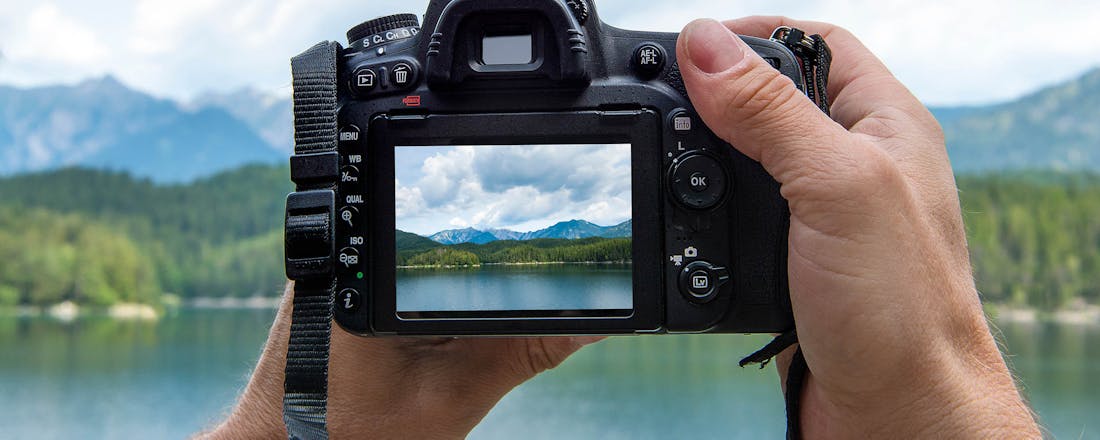 Man met fototoestel Waar voor je geld: 5 spiegelreflexcamera’s (inclusief lens) van max 1600 euro
