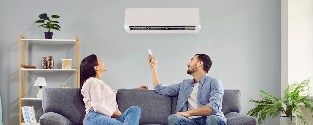 Twee mensen genieten van de airconditioning Airco gebruiken zonder dat je gaat zweten van de kosten