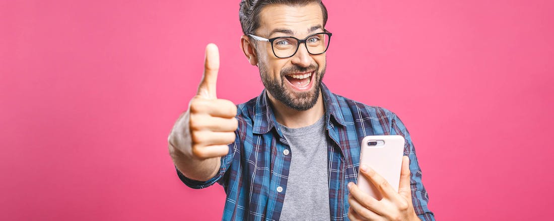 Man met smartphone Zo heb je meer controle over de links die je opent op je Android-telefoon