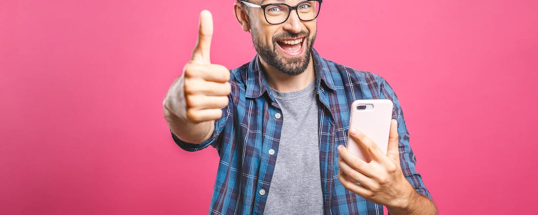 Man met smartphone De ultieme checklist voor je nieuwe smartphone