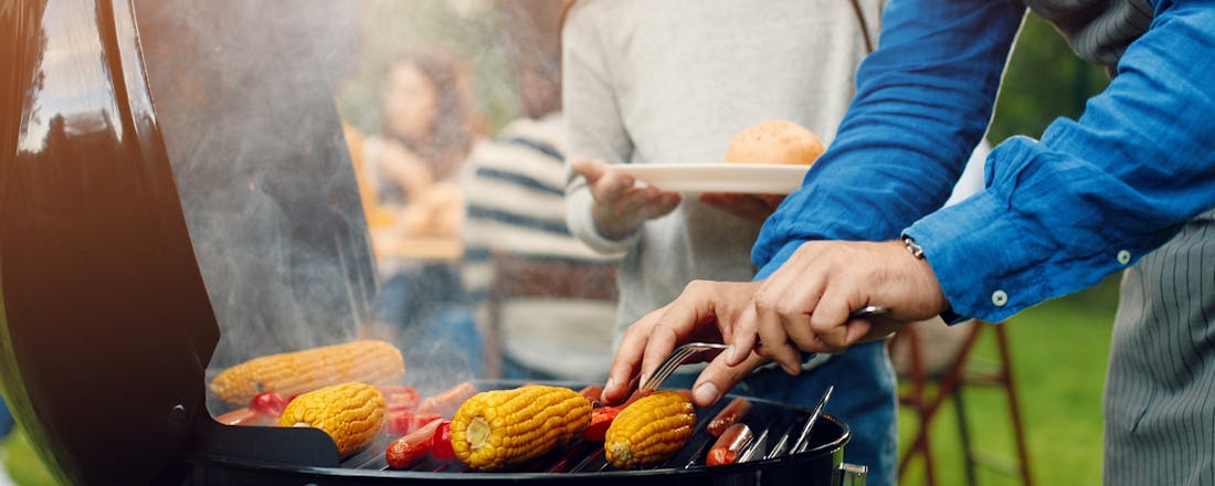 Familie bbq met groenten Geniet van de zomer met een vegetarische BBQ
