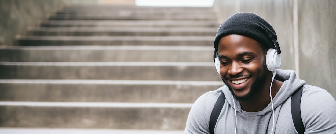 Man luistert muziek via zijn koptelefoon 🎧 De 5 belangrijkste functies van een nieuwe koptelefoon