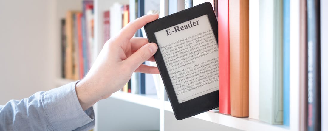 E-reader in boekenkast Waar voor je geld: 5 e-readers met een ruim scherm