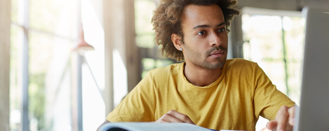 Je focus houden in Windows, man achter de pc Focus in Windows 11: zo blijf je geconcentreerd