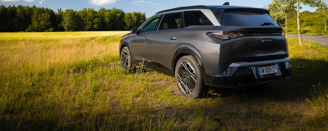 Nieuwe volledig elektrisch Peugeot e5008 titanium grey De nieuwe Peugeot E-5008: verrassend zuinige zevenzitter