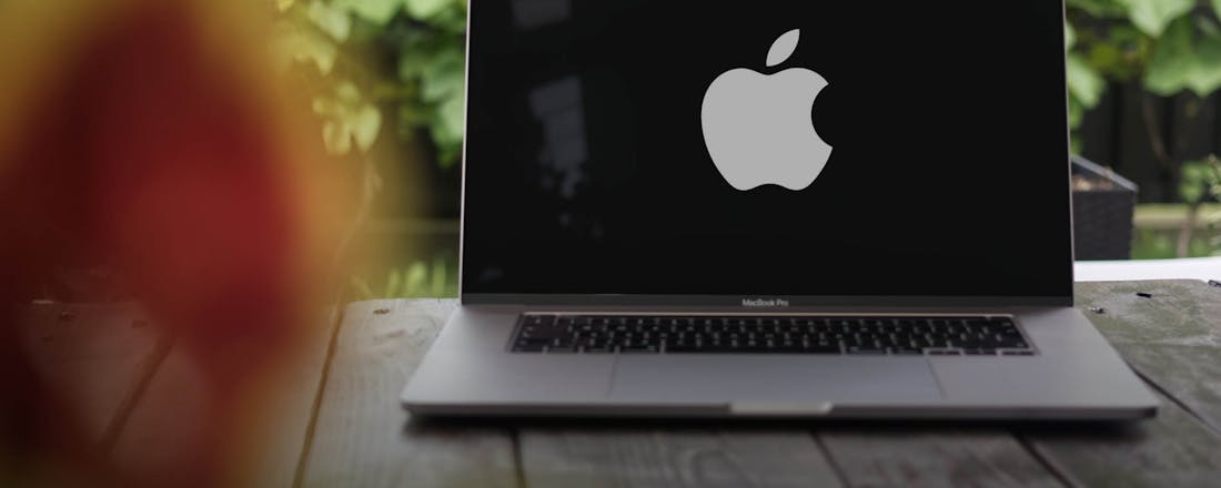 Laptop met Apple logo Productiever werken: 15 gratis apps must-have voor macOS