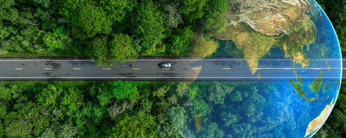 Auto op weg door bossen Accu-innovatie: elektrische auto's rijden straks honderden kilometers verder