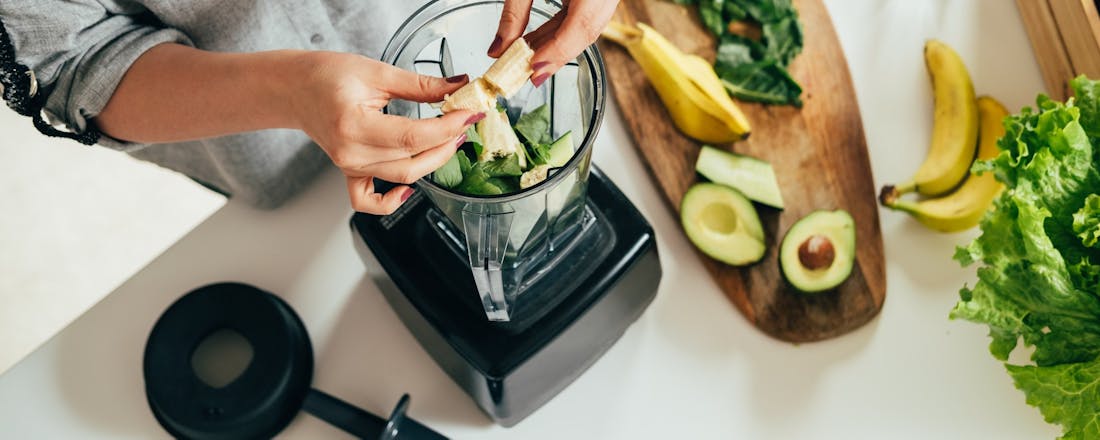 Vrouw maakt smoothies in een blender Houd je blender in topconditie in drie simpele stappen