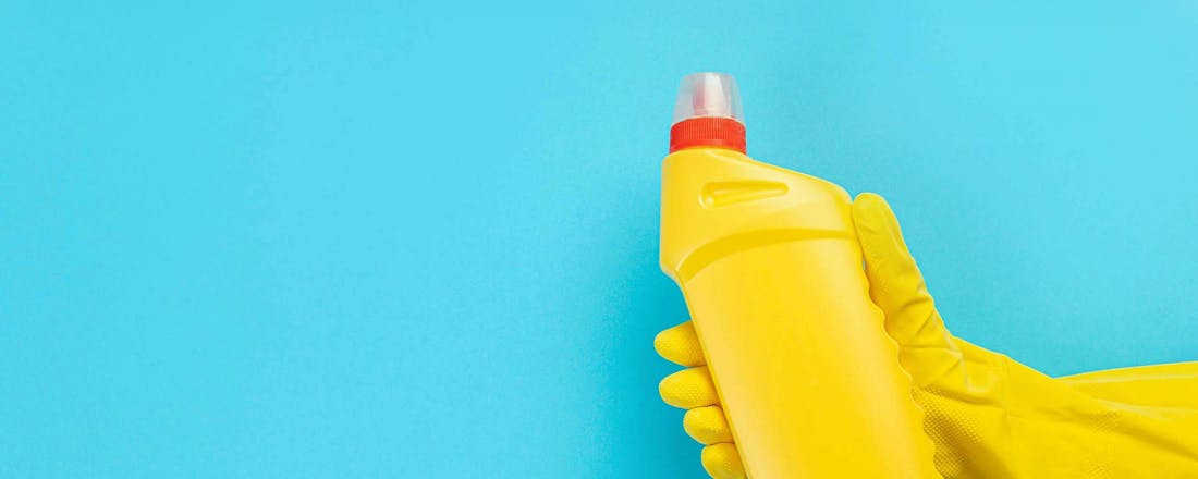 Hand met fles bleekmiddel Alle 13 fout: voor deze dingen mag je nooit bleekmiddel gebruiken