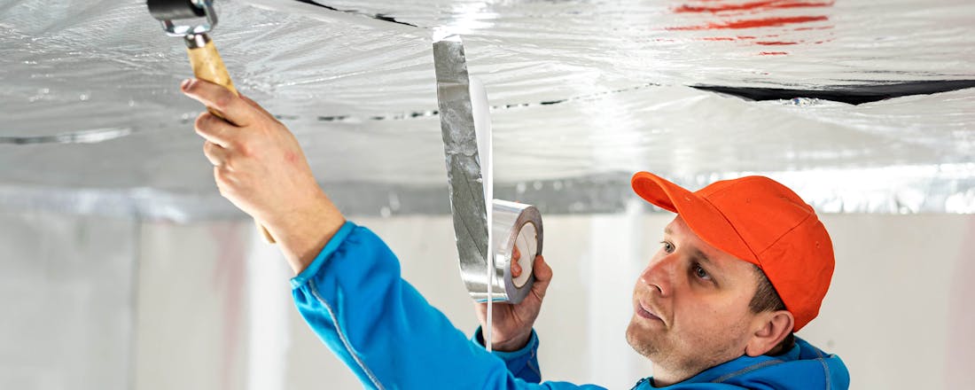 Man isoleert plafond Het dampscherm, een must bij de isolatie van je huis