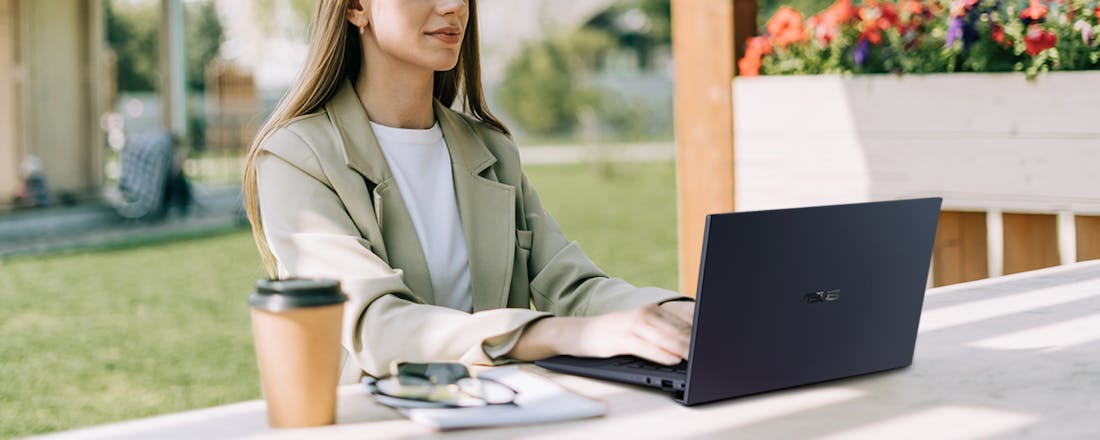 Laptop in tuinsetting ASUS ExpertBook B9 OLED: vederlicht, razendsnel en uiterst mobiel