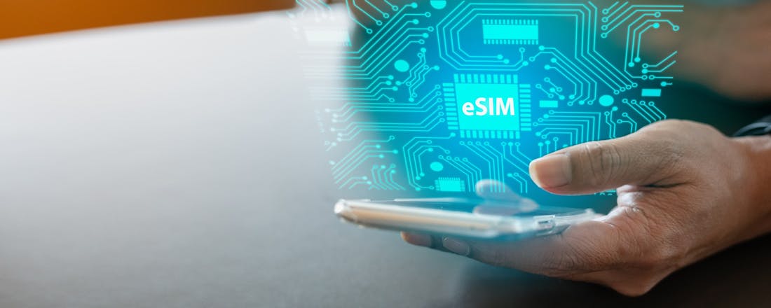 Een hand met smartphone en eSIM afbeelding 5 voordelen van de e-simkaart voor je smartphone