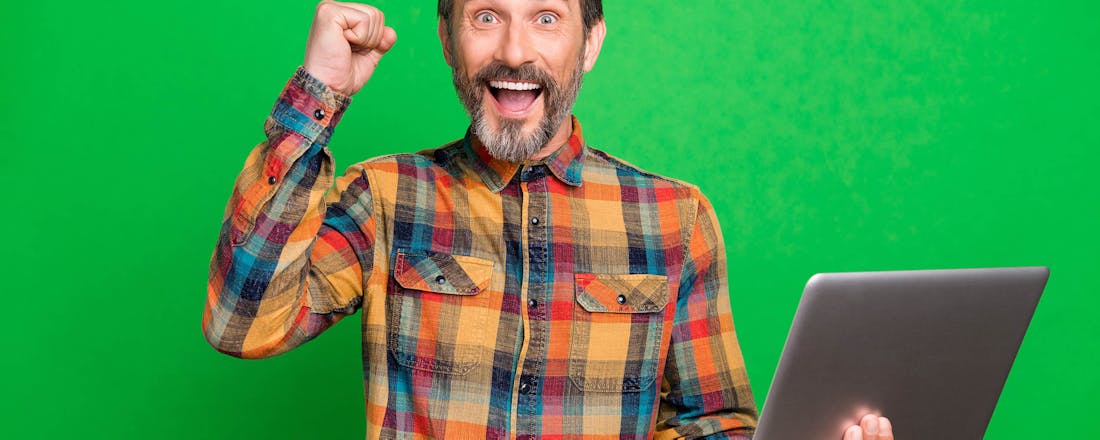 Blije man met laptop Vind de perfecte laptop: alles wat je moet weten voor de juiste keuze