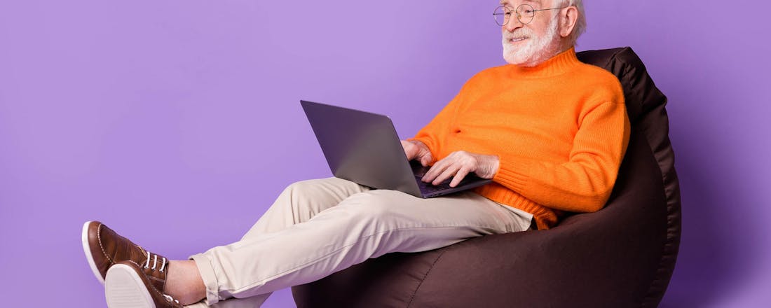 Senior met laptop De beste laptop voor senioren: hier moet je op letten