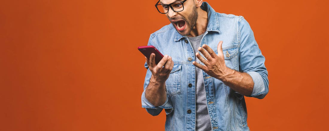 Man die gefrustreerd tegen zijn smartphone schreeuwt Zo maak je tóch screenshots binnen Android als een app dat niet toestaat