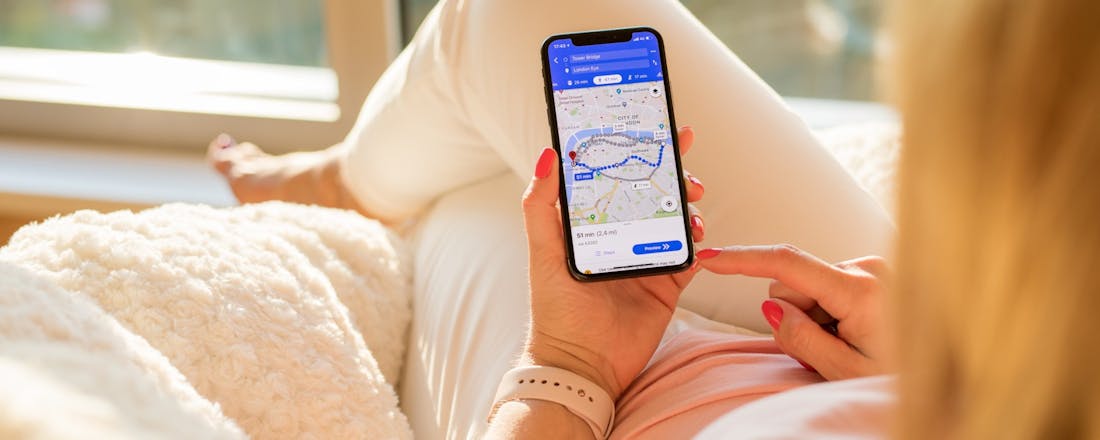 Vrouw die op haar smartphone Google Maps gebruikt 5 handige (en misschien onbekende) functies van Google Maps