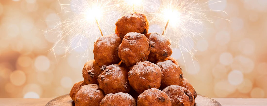 Oliebollen Zelf oliebollen bakken of oliebollen kopen: wat is voordeliger?