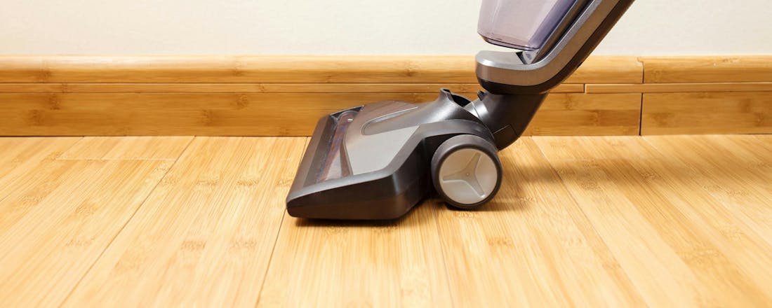 Stofzuiger close-up van wiel Stofzuigers voor parket, laminaat en andere houten vloeren