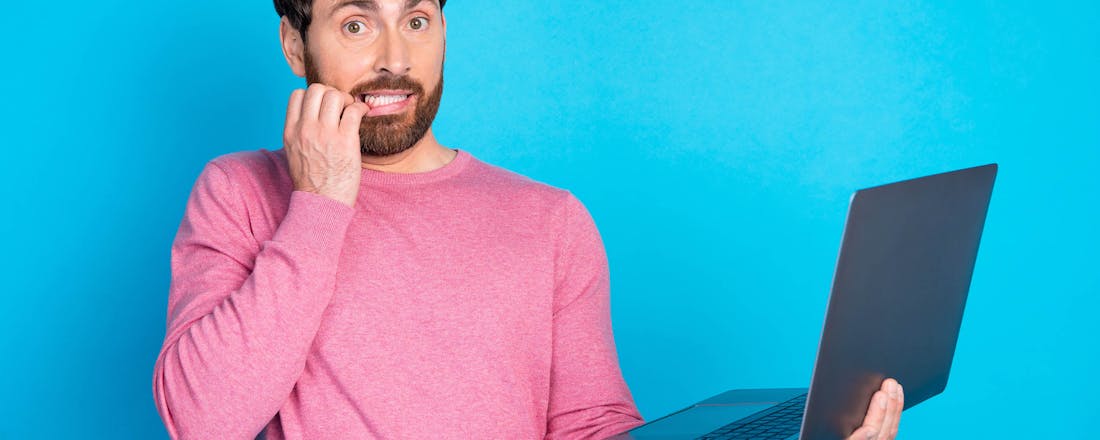 Man met laptop 10 fouten die je laptop langzaam, instabiel of onveilig maken
