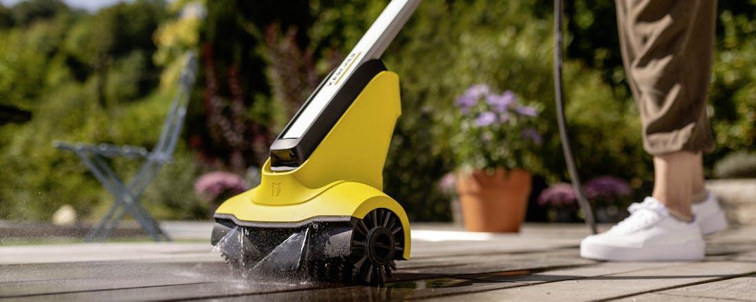 Houten vlonder terras schoonmaken Houten terras reinigen: zo geef je je vlonder een oppepbeurt