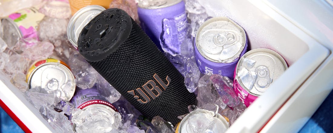 JBL Grip in vrieskist met blikjes frisdrank Review JBL Grip – Klein van stuk, groots in geluid