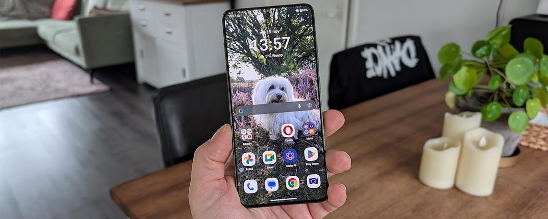 Review Motorola Edge 70 – Licht toptoestel leg gewicht in de schaal