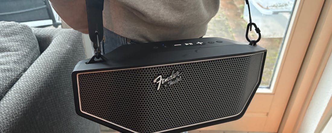 Fender x Teufel Rockster Cross 2 om schouder Review Fender x Teufel Rockster Cross 2 – Draagbare speaker met gitaarlooks