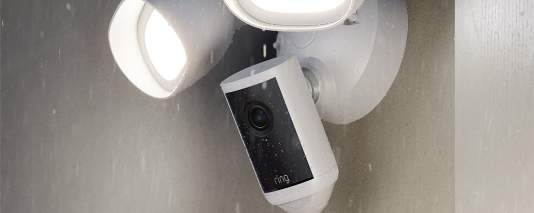 Ring Floodlight Cam Pro (2e gen) in regen Review Ring Floodlight Cam Pro (2e gen) – Grondige tuinbewaking met 4K-beeldkwaliteit